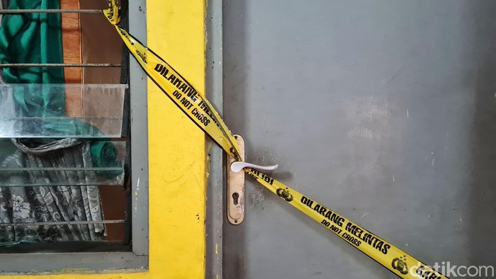Kebakaran gudang ATK SMAN 82 Jakarta telah padam, Senin (22/7/2024). Meski begitu, sisa-sisa kebakaran mesih terlihat di lokasi.