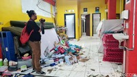 Api yang membakar gudang ATK SMAN 82 Jakarta berhasil dipadamkan sekitar pukul 10.34 WIB.
