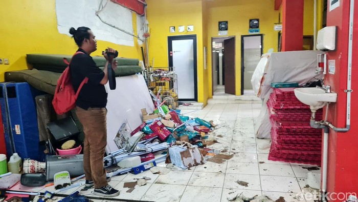 Kebakaran gudang ATK SMAN 82 Jakarta telah padam, Senin (22/7/2024). Meski begitu, sisa-sisa kebakaran mesih terlihat di lokasi.