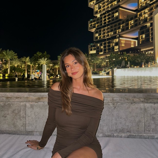 Demi sang kekasih, Sophia ikut tinggal di London.  Sophia juga disebut orang yang selalu mendukungnya selagi membuat Havertz tetap membumi, salah satu dengan selalu mengingatkannya untuk cuci piring ketika di rumah. Foto: Instagram Sophia Weber