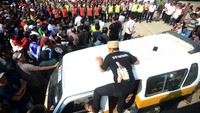 Para sopir angkot menuntut larangan odong-odong beroperasi terutama di jalan raya dan pedesaan karena dinilai bukan kendaraan untuk mengangkut penumpang dan kendaraan yang tidak sesuai dengan surat-suratnya.