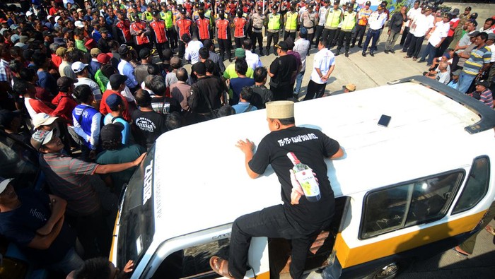 Sopir Angkot di Tegal Demo Minta Odong-odong Setop Operasi Sejumlah sopir angkutan kota (angkot) melakukan aksi unjuk rasa di Terminal Slawi, Dukuhsalam, Tegal, Jawa Tengah, Senin (22/7/2024). Sebanyak 600 orang sopir angkot dari Brebes, Tegal, Slawi dan Pemalang menuntut larangan odong-odong beroperasi terutama di jalan raya maupun di pedesaan karena dinilai bukan kendaraan untuk mengangkut penumpang dan kendaraan yang tidak sesuai dengan surat-suratnya. ANTARA FOTO/Oky Lukmansyah/nym.