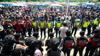 Aksi ini mendapat penjagaan dari aparat kepolisian.