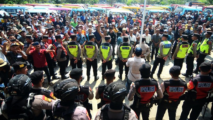 Sopir Angkot di Tegal Demo Minta Odong-odong Setop Operasi Sejumlah sopir angkutan kota (angkot) melakukan aksi unjuk rasa di Terminal Slawi, Dukuhsalam, Tegal, Jawa Tengah, Senin (22/7/2024). Sebanyak 600 orang sopir angkot dari Brebes, Tegal, Slawi dan Pemalang menuntut larangan odong-odong beroperasi terutama di jalan raya maupun di pedesaan karena dinilai bukan kendaraan untuk mengangkut penumpang dan kendaraan yang tidak sesuai dengan surat-suratnya. ANTARA FOTO/Oky Lukmansyah/nym.
