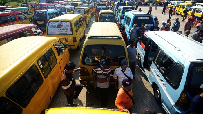 Sopir Angkot di Tegal Demo Minta Odong-odong Setop Operasi Sejumlah sopir angkutan kota (angkot) melakukan aksi unjuk rasa di Terminal Slawi, Dukuhsalam, Tegal, Jawa Tengah, Senin (22/7/2024). Sebanyak 600 orang sopir angkot dari Brebes, Tegal, Slawi dan Pemalang menuntut larangan odong-odong beroperasi terutama di jalan raya maupun di pedesaan karena dinilai bukan kendaraan untuk mengangkut penumpang dan kendaraan yang tidak sesuai dengan surat-suratnya. ANTARA FOTO/Oky Lukmansyah/nym.