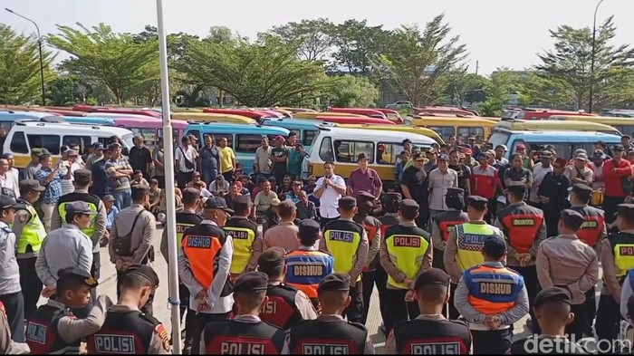 Sopir angkot di Tegal mogok massal protes odong odong beroperasi, Senin (22/7/2024).