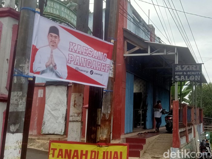 Spanduk Ketua Umum PSI Kaesang Pangarep di Banjarnegara, Minggu (21/7/2024).