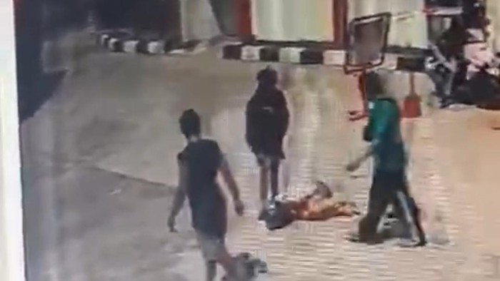 Tangkapan layar aksi pengeroyokan di SPBU Sumedang.
