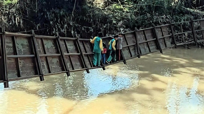 Tangkapan layar siswa di Sukabumi naik jembatan miring demi ke sekolah.
