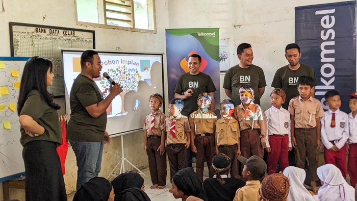 Telkomsel kembali menjalankan program CSR ‘Baktiku Negeri 2024 yang diselenggarakan secara hybrid di Banten (18-20 Juli 2024) dan Bengkulu (September 2024).