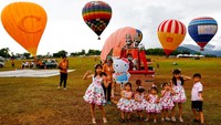 Orang-orang menghadiri festival Ballon Internasional Taiwan di Taitung, Taiwan, Minggu (21/7/2024).  