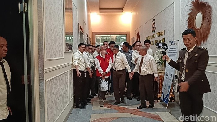 Tersangka digiring ke mobil tahanan untuk dibawah ke Rutan Pakjo