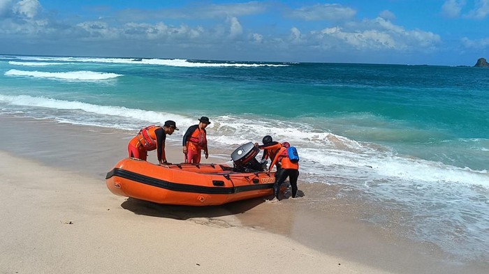 Tim SAR saat melakukan pencarian warga hilang saat mencari kerang di Teluk Mekaki, Desa Pelangan, Kecamatan Sekotong, Lombok Barat, NTB. (Dok. Kantor SAR Mataram)
