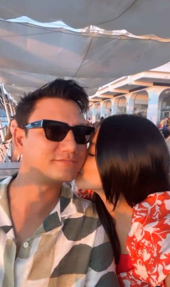 Bak pengantin baru, pasangan yang sudah menikah selama 15 tahun itu tampil mesra dan romantis. Dalam beberapa foto dan video unggahannya selalu terselip kemesraan diantara keduanya. Foto: Instagram/@titi_kamall