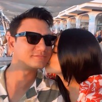 Bak pengantin baru, pasangan yang sudah menikah selama 15 tahun itu tampil mesra dan romantis. Dalam beberapa foto dan video unggahannya selalu terselip kemesraan diantara keduanya. Foto: Instagram/@titi_kamall