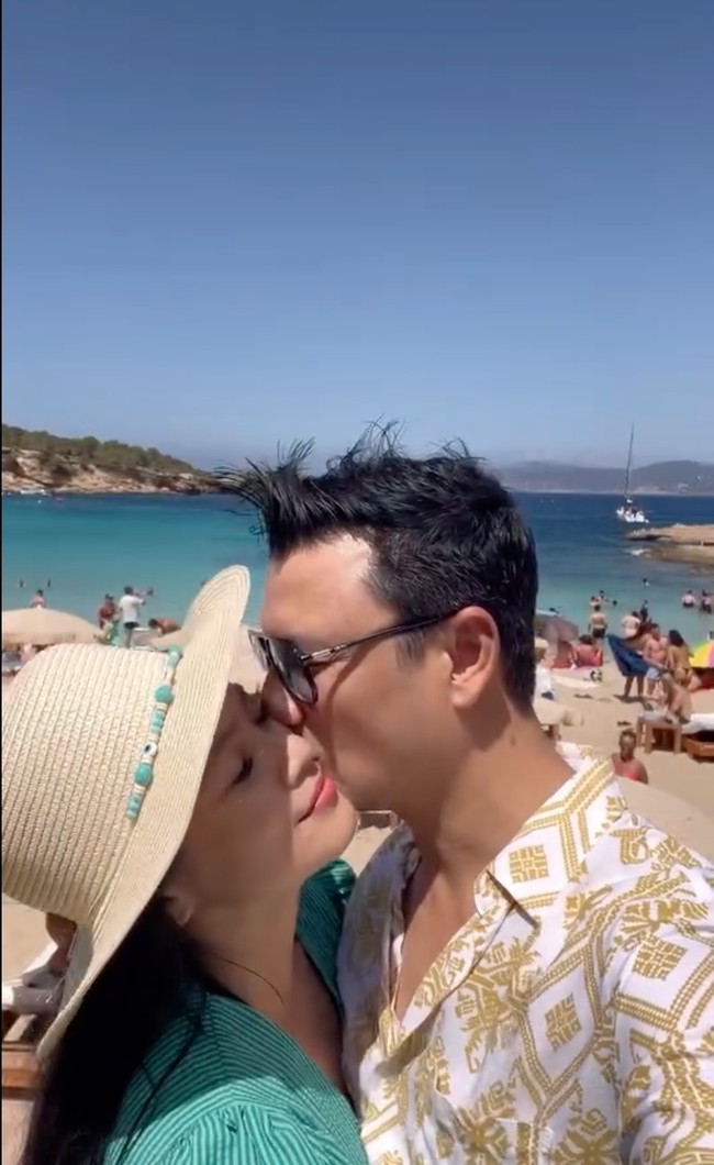 Pasangan yang sudah dikaruniai 2 orang putra itu tampak mesra saling cium pipi. Kemesraan keduanya pun berhasil bikin ikutan baper. Foto: Instagram/@titi_kamall