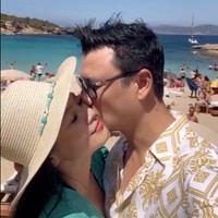 Pasangan yang sudah dikaruniai 2 orang putra itu tampak mesra saling cium pipi. Kemesraan keduanya pun berhasil bikin ikutan baper. Foto: Instagram/@titi_kamall