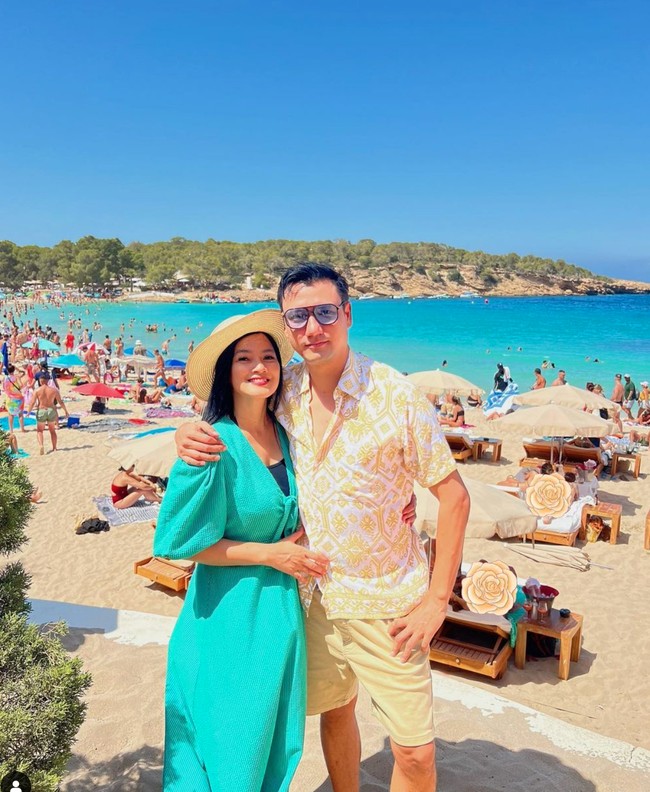 Selama di Ibiza terlihat Titi dan Christian Sugiono mengunjungi pantai di sana. Penampilan Titi pun selalu terlihat sopan dan anggun. Foto: Instagram/@titi_kamall
