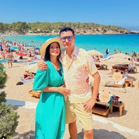 Selama di Ibiza terlihat Titi dan Christian Sugiono mengunjungi pantai di sana. Penampilan Titi pun selalu terlihat sopan dan anggun. Foto: Instagram/@titi_kamall