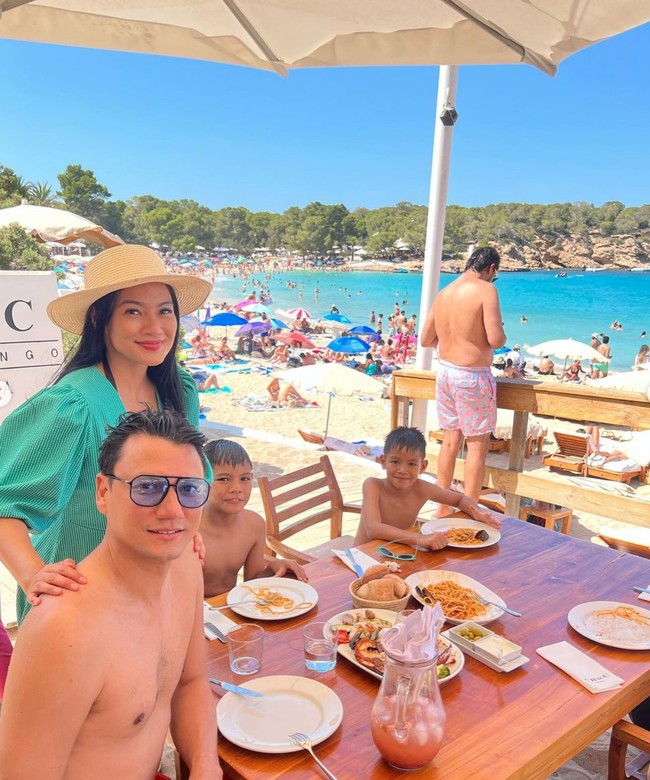 Tak hanya berlibur berdua, Titi dan Tian juga mengajak serta 2 putra mereka, Arjuna Zayan Sugiono dan Kai Attar Sugiono. Terlihat sebagai keluarga yang kompak dan harmonis, keluarga Titi dan Tian pun kerap jadi junjungan para netizen. Foto: Instagram/@titi_kamall