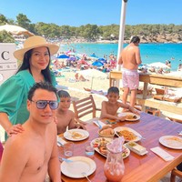 Tak hanya berlibur berdua, Titi dan Tian juga mengajak serta 2 putra mereka, Arjuna Zayan Sugiono dan Kai Attar Sugiono. Terlihat sebagai keluarga yang kompak dan harmonis, keluarga Titi dan Tian pun kerap jadi junjungan para netizen. Foto: Instagram/@titi_kamall