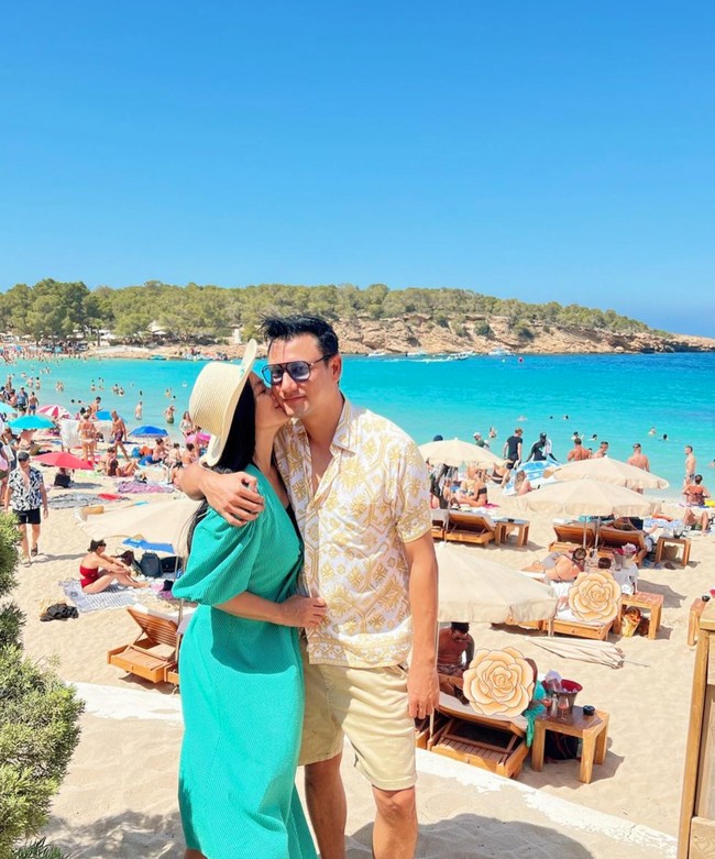 Titi dan Christian Sugiono diketahui telah resmi menikah pada 6 Februari 2009. Saat ini Titi sendiri sudah berusia 42 tahun, sementara Christian Sugiono berusia 43 tahun. Meski demikian penampilan keduanya masih terlihat awet muda. Foto: Instagram/@titi_kamall