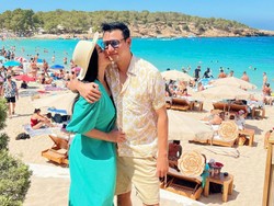 8 Foto Mesra Titi Kamal-Christian Sugiono Liburan ke Ibiza, Bak Masih Pacaran