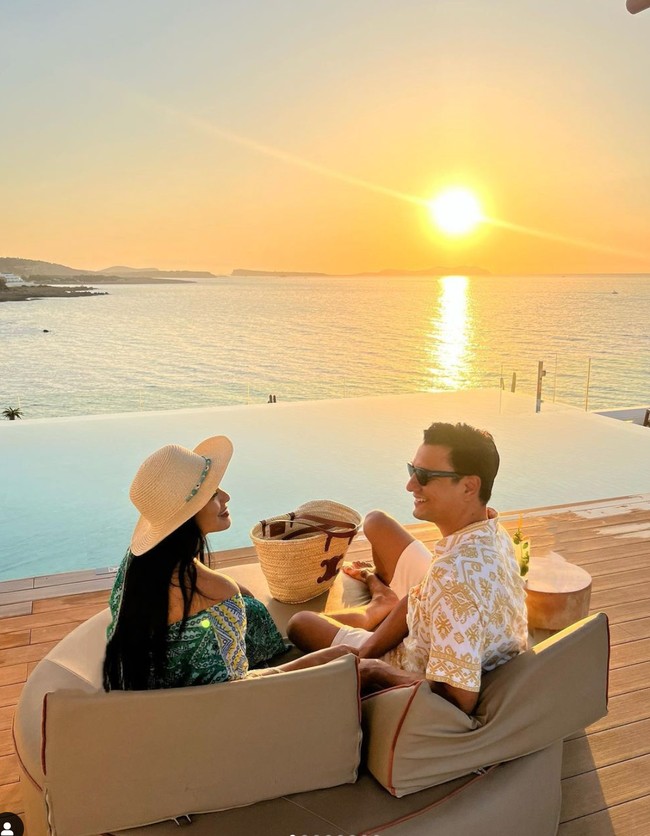 Meski membawa serta kedua putranya namun Titi dan Tian tampaknya tetap menyempatkan waktu bersantai berdua. Foto: Instagram/@titi_kamall