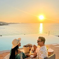 Meski membawa serta kedua putranya namun Titi dan Tian tampaknya tetap menyempatkan waktu bersantai berdua. Foto: Instagram/@titi_kamall