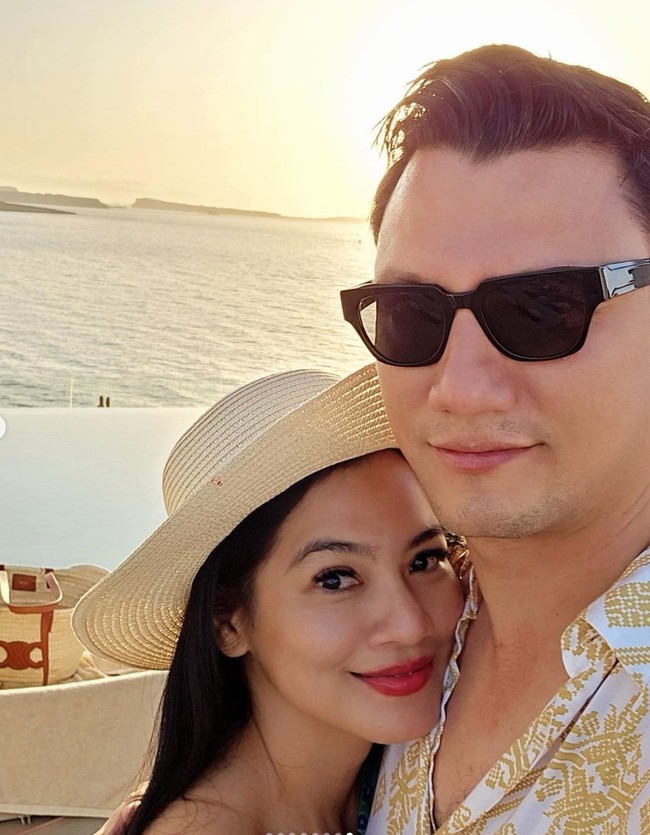 Tak hanya kemesraan, paras Titi dan Tian yang seolah tak menua pun tak kalah jadi sorotan. Wajah keduanya masih tetap terlihat awet muda bak pasangan yang masih pacaran. Foto: Instagram/@titi_kamall