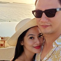 Tak hanya kemesraan, paras Titi dan Tian yang seolah tak menua pun tak kalah jadi sorotan. Wajah keduanya masih tetap terlihat awet muda bak pasangan yang masih pacaran. Foto: Instagram/@titi_kamall