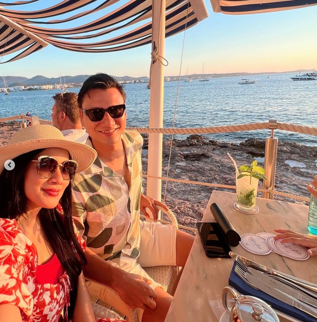 Titi Kamal bersama suaminya, Christian Sugiono, beberapa waktu lalu berkunjung ke Spanyol untuk liburan. Salah satu kota yang dikunjungi Titi dan suaminya itu ialah Ibiza. Foto: Instagram/@titi_kamall