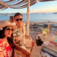 Titi Kamal bersama suaminya, Christian Sugiono, beberapa waktu lalu berkunjung ke Spanyol untuk liburan. Salah satu kota yang dikunjungi Titi dan suaminya itu ialah Ibiza. Foto: Instagram/@titi_kamall