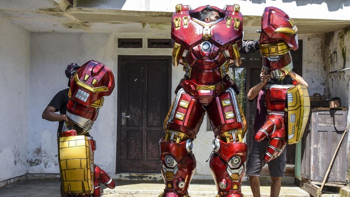 Perajin Ropiana Muntaha, merakit cosplay atau kostum robot di Rumah Produksi Cosmake heroic, Desa Maparah, Kecamatan Panjalu, Kabupaten Ciamis, Jawa Barat, Minggu (21/7/2024). Berawal pengamen jalanan cosplay superhero di Bandung, Jawa Barat, Ropiana Muntaha, memproduksi kostum robot karakter hulkbuster bumblebee, transformer dan optimus. Cosplay yang dijual mulai Rp6,5 juta hingga Rp8 juta banyak diminati untuk dijadikan pajangan toko dan pernah diekspor ke Malaysia, Qatar, dan Kuwait. ANTARA FOTO/Adeng Bustomi/foc.
