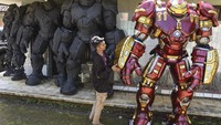 Perajin Ropiana Muntaha, merakit cosplay atau kostum robot di Rumah Produksi Cosmake heroic, Desa Maparah, Kecamatan Panjalu, Kabupaten Ciamis, Jawa Barat, Minggu (21/7/2024).