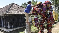 Cosplay yang dijual mulai Rp6,5 juta hingga Rp8 juta banyak diminati untuk dijadikan pajangan toko dan pernah diekspor ke Malaysia, Qatar, dan Kuwait.   