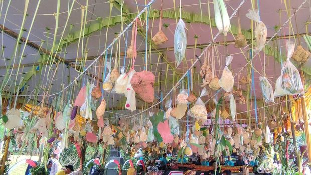 Tradisi hajat bumi Cariu di Ciamis.