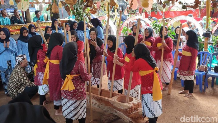 Tradisi hajat bumi Cariu di Ciamis.