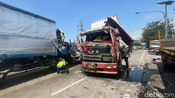 Truk kontainer adu muka dengan truk wings box di Mojokerto, 1 orang tewas