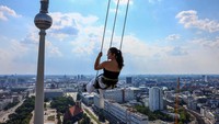 Pengunjung akan diajak berayun dengan durasi 5 menit untuk menikmati pemandangan Alexanderplatz dan atap-atap kota Berlin.  