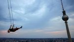 Uji Adrenalin Naik Ayunan Tertinggi di Eropa, Berani?