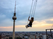 Uji Adrenalin Naik Ayunan Tertinggi di Eropa, Berani?