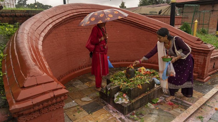 Umat Hindu di Nepal rayakan bulan suci Shrawan. Bulan suci ini dianggap sebagai bulan yang baik untuk memanjatkan doa kepada Dewa Siwa.