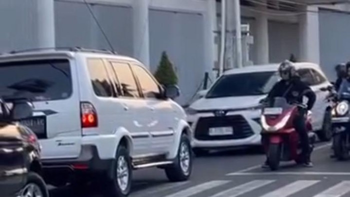 Tangkapan layar dua mobil sedan dipukul mundur di jalan Dr Wahidin, Kota Klaten.