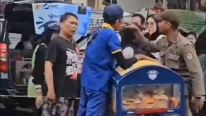 Viral pedatang roti diusir Satpol PP sat CFD di Medan. (Istimewa)