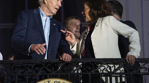 Wakil Presiden Kamala Harris berbicara dengan Presiden Joe Biden saat mereka menyaksikan pertunjukan kembang api Hari Kemerdekaan di National Mall dari balkon Gedung Putih, Kamis, 4 Juli 2024, di Washington. (AP Photo/Evan Vucci)