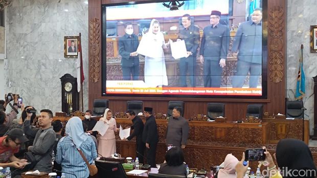 Wali Kota Semarang Hevearita Gunaryanti Rahayu (Mbak Ita) menghadiri Rapur DPRD Semarang, Senin (22/7/2024). Ini kemunculan pertama Mbak Ita usai serangkaian penggeledahan KPK di Semarang.