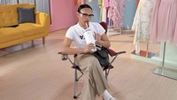 Di Instagram @wanda_haraa, ia sering memamerkan hasil karyanya. Saat di set bersama dress-dress cantik, ia memegang botol minum kekinian merek Stanley. Foto: Instagram wanda_haraa