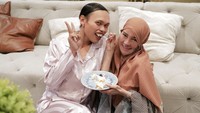 Wanda Hara dekat dengan pasangan suami istri Juragan 99 dan Shandy Purnamasari. Ini momen ia merayakan ulang tahun Shandy dengan kue topping buah. Foto: Instagram wanda_haraa