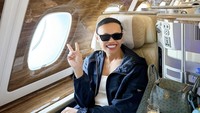 Momen lain di pesawat, Wanda Hara menikmati penerbangan kelas atas. Segelas minuman pun disajikan saat ia sudah duduk. Foto: Instagram wanda_haraa